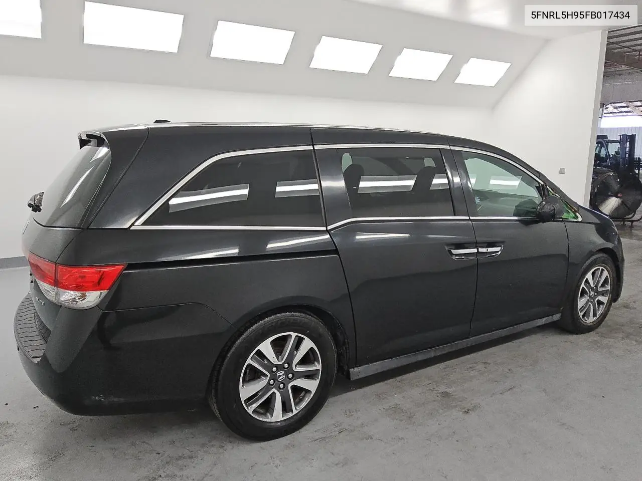 2015 Honda Odyssey Touring VIN: 5FNRL5H95FB017434 Lot: 55011035