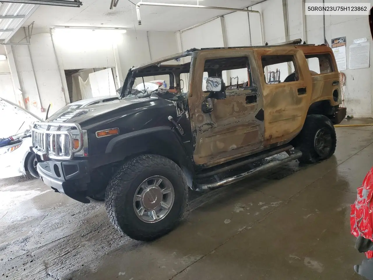 2005 Hummer H2 VIN: 5GRGN23U75H123862 Lot: 55415255
