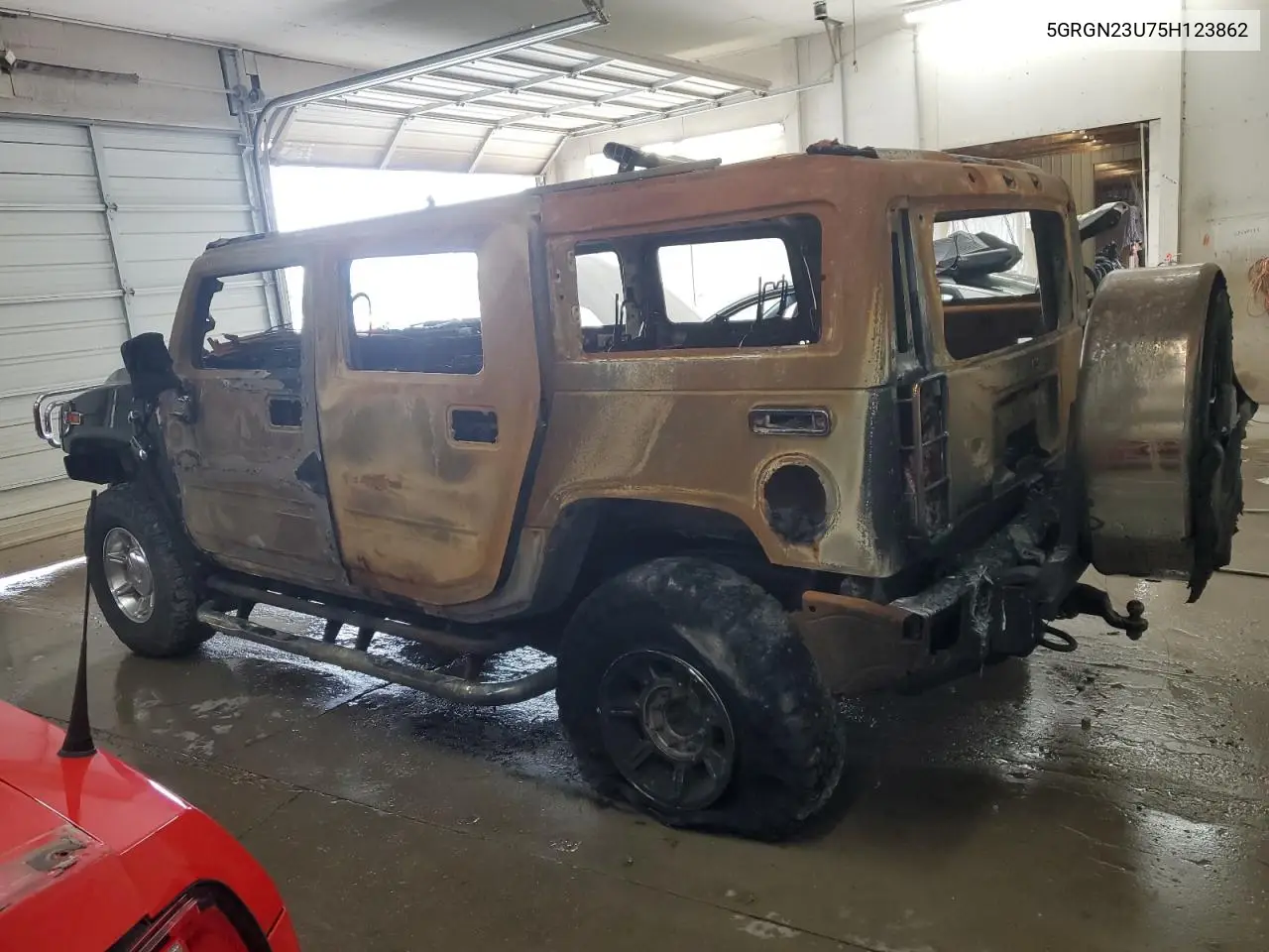2005 Hummer H2 VIN: 5GRGN23U75H123862 Lot: 55415255