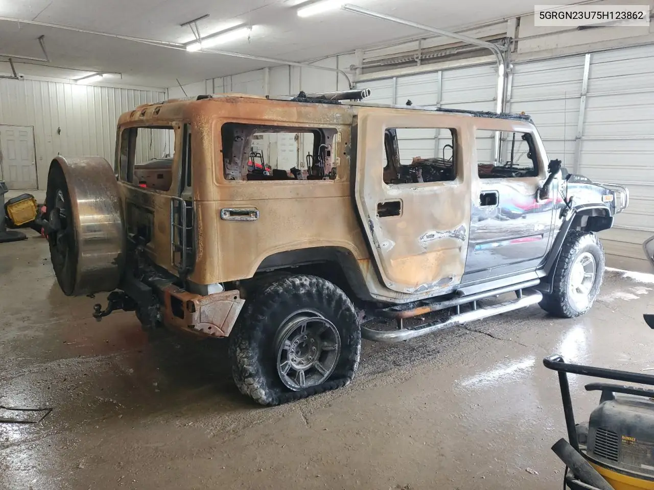 2005 Hummer H2 VIN: 5GRGN23U75H123862 Lot: 55415255