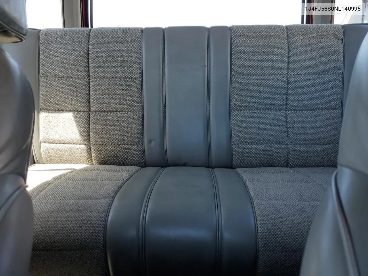 1992 Jeep Cherokee Laredo VIN: 1J4FJ58S0NL140995 Lot: 56705875
