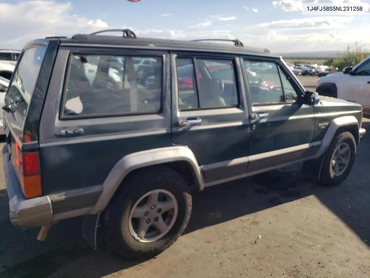 1992 Jeep Cherokee Laredo VIN: 1J4FJ58S5NL231258 Lot: 61576595