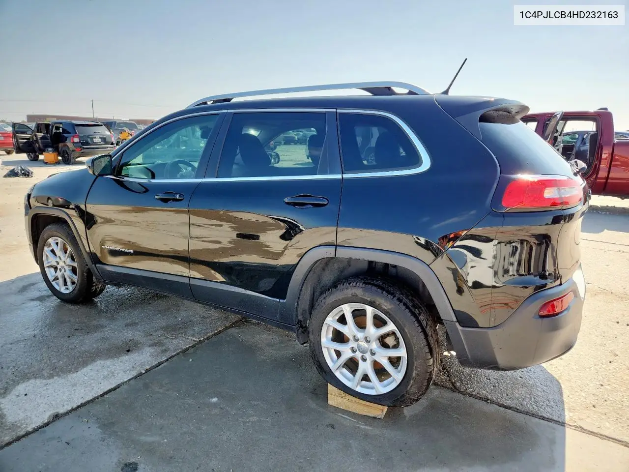 2017 Jeep Cherokee Latitude VIN: 1C4PJLCB4HD232163 Lot: 58853485