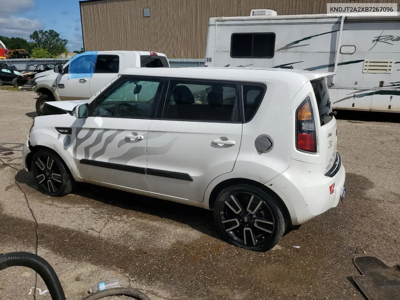 2011 Kia Soul + VIN: KNDJT2A2XB7267096 Lot: 62571745