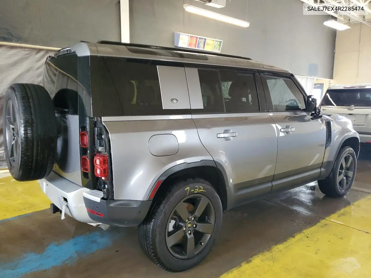 2024 Land Rover Defender 110 S VIN: SALEJ7EX4R2285474 Lot: 61129385