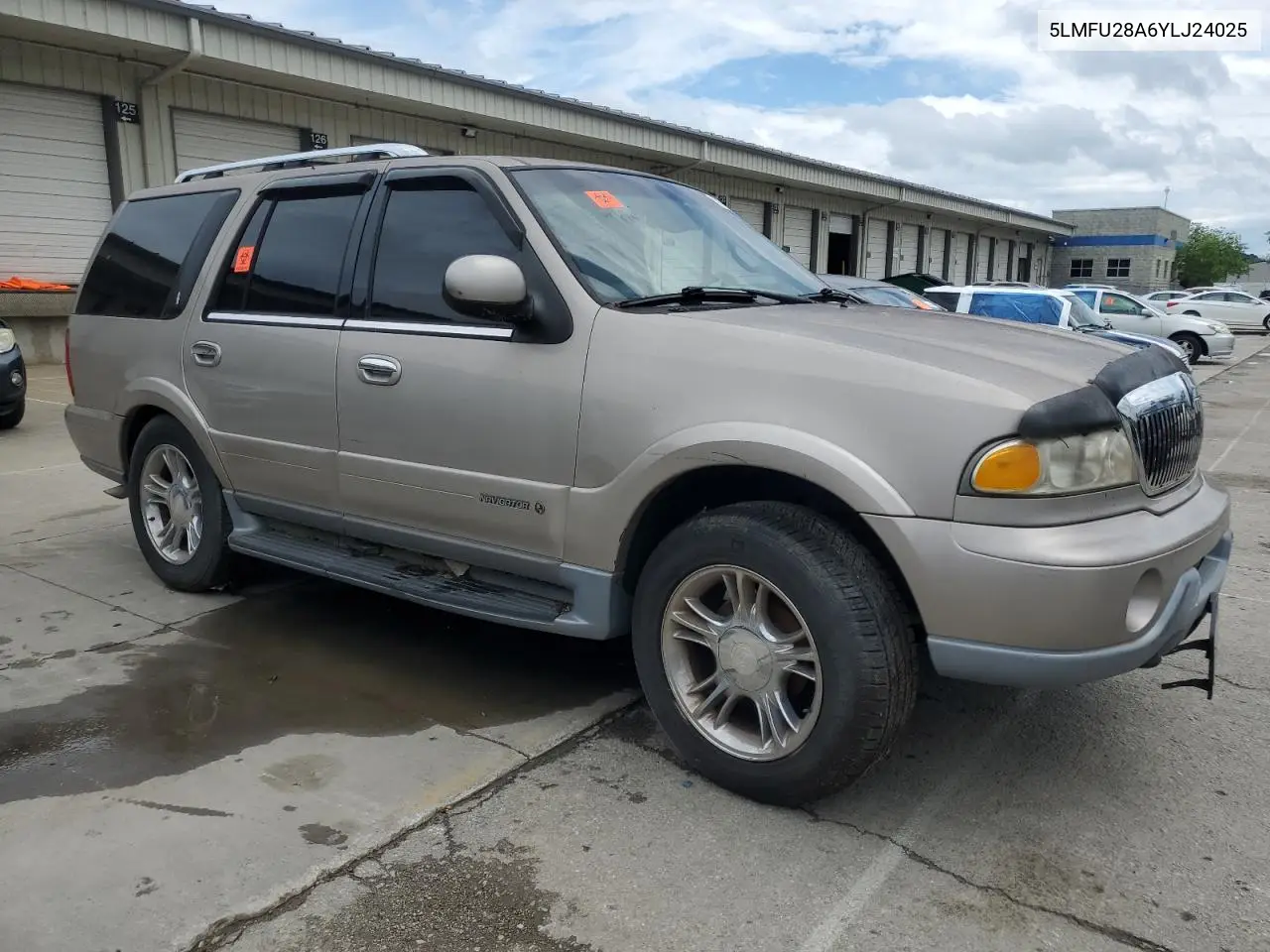2000 Lincoln Navigator VIN: 5LMFU28A6YLJ24025 Lot: 56555095