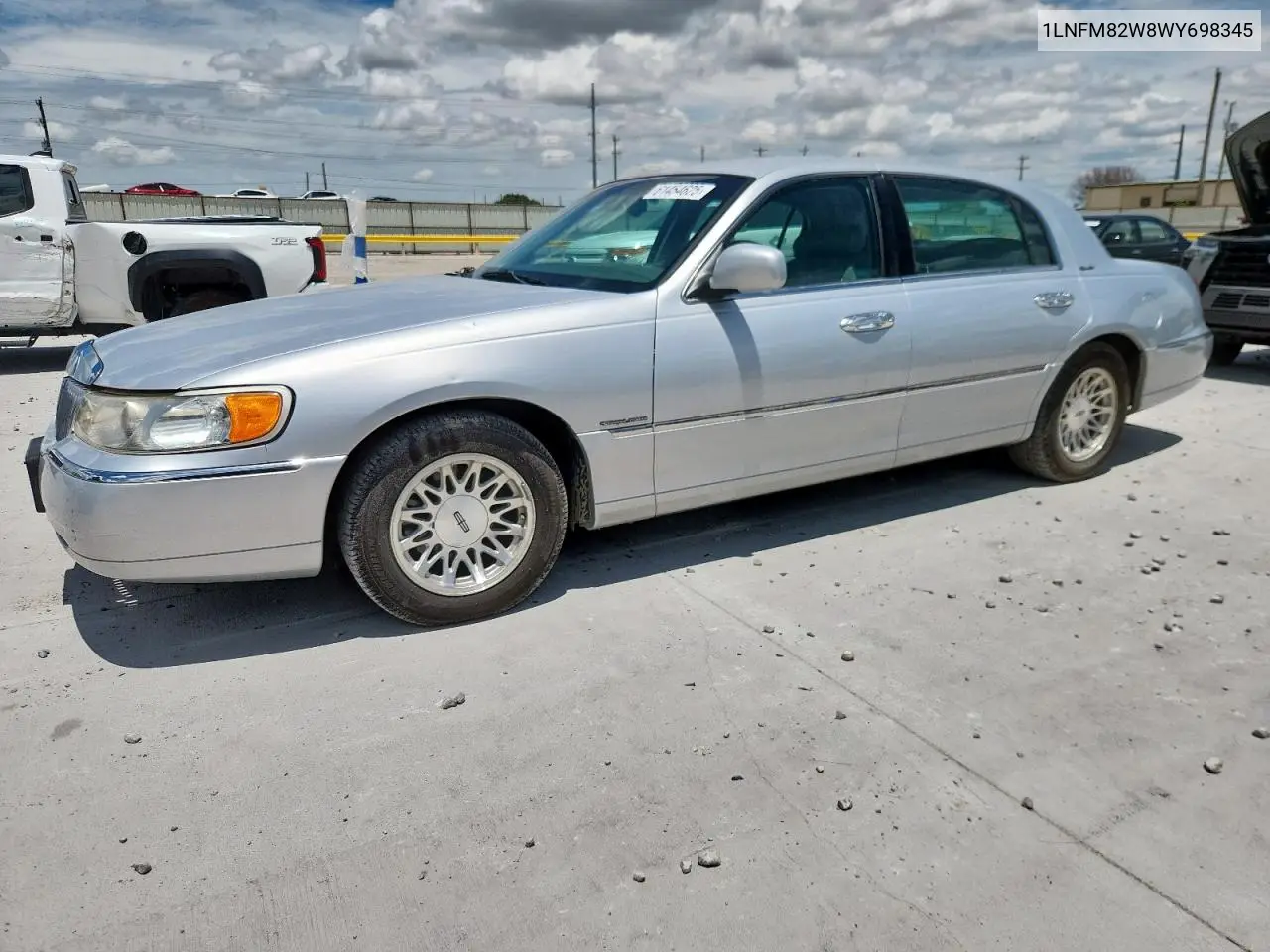 1998 Lincoln Town Car Signature VIN: 1LNFM82W8WY698345 Lot: 61454625