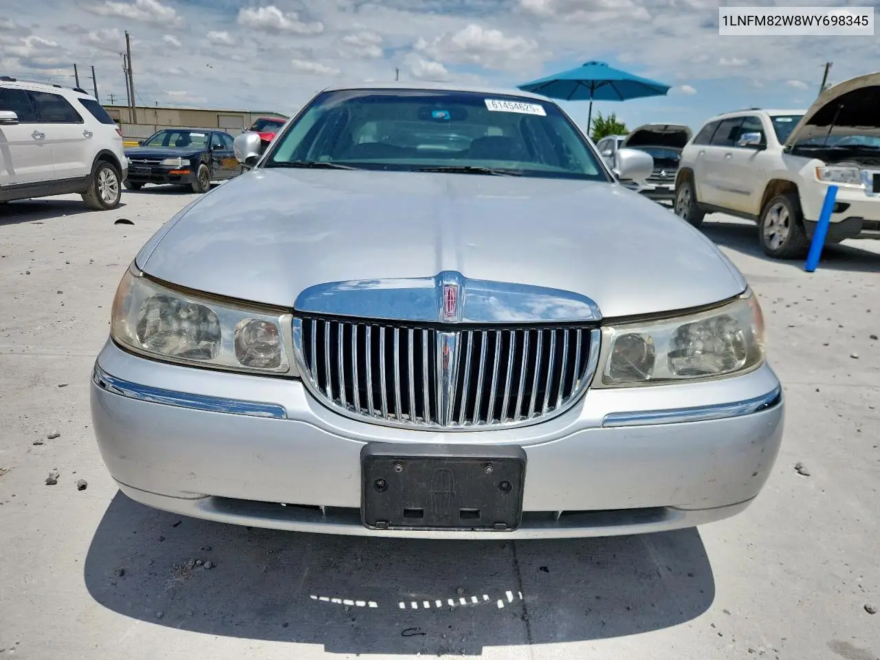 1998 Lincoln Town Car Signature VIN: 1LNFM82W8WY698345 Lot: 61454625