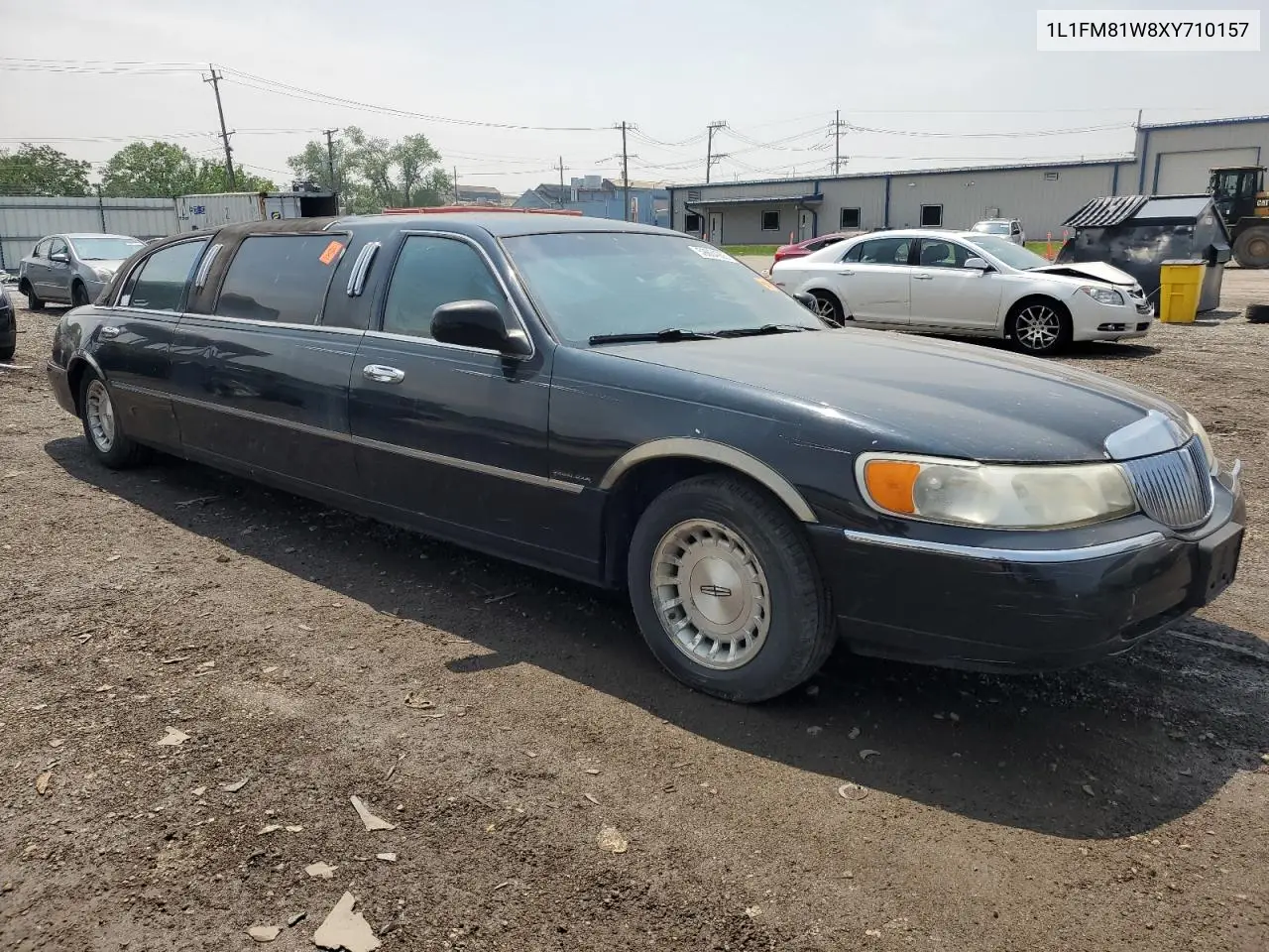 1999 Lincoln Town Car Executive VIN: 1L1FM81W8XY710157 Lot: 59804965