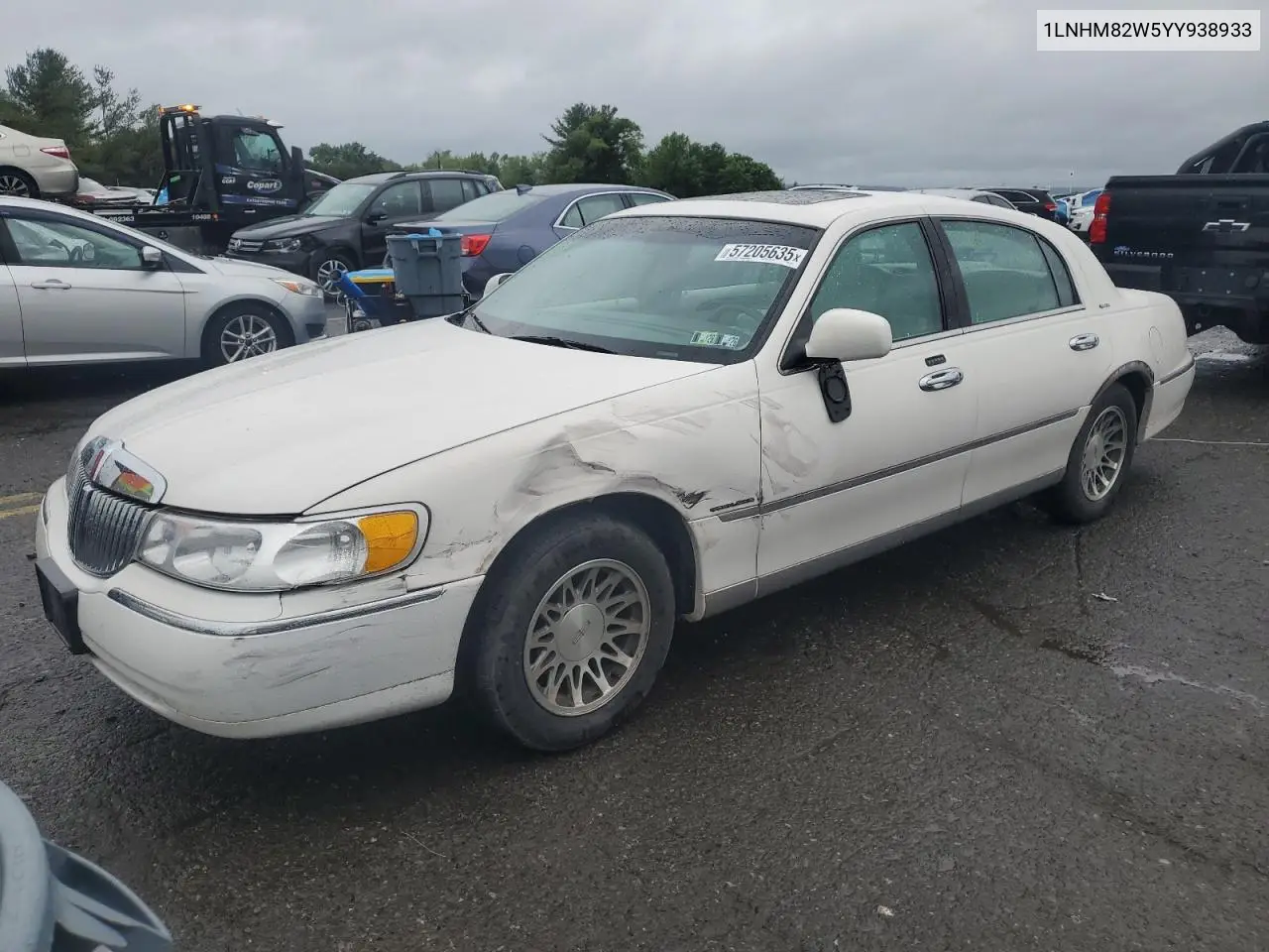 2000 Lincoln Town Car Signature VIN: 1LNHM82W5YY938933 Lot: 57205635