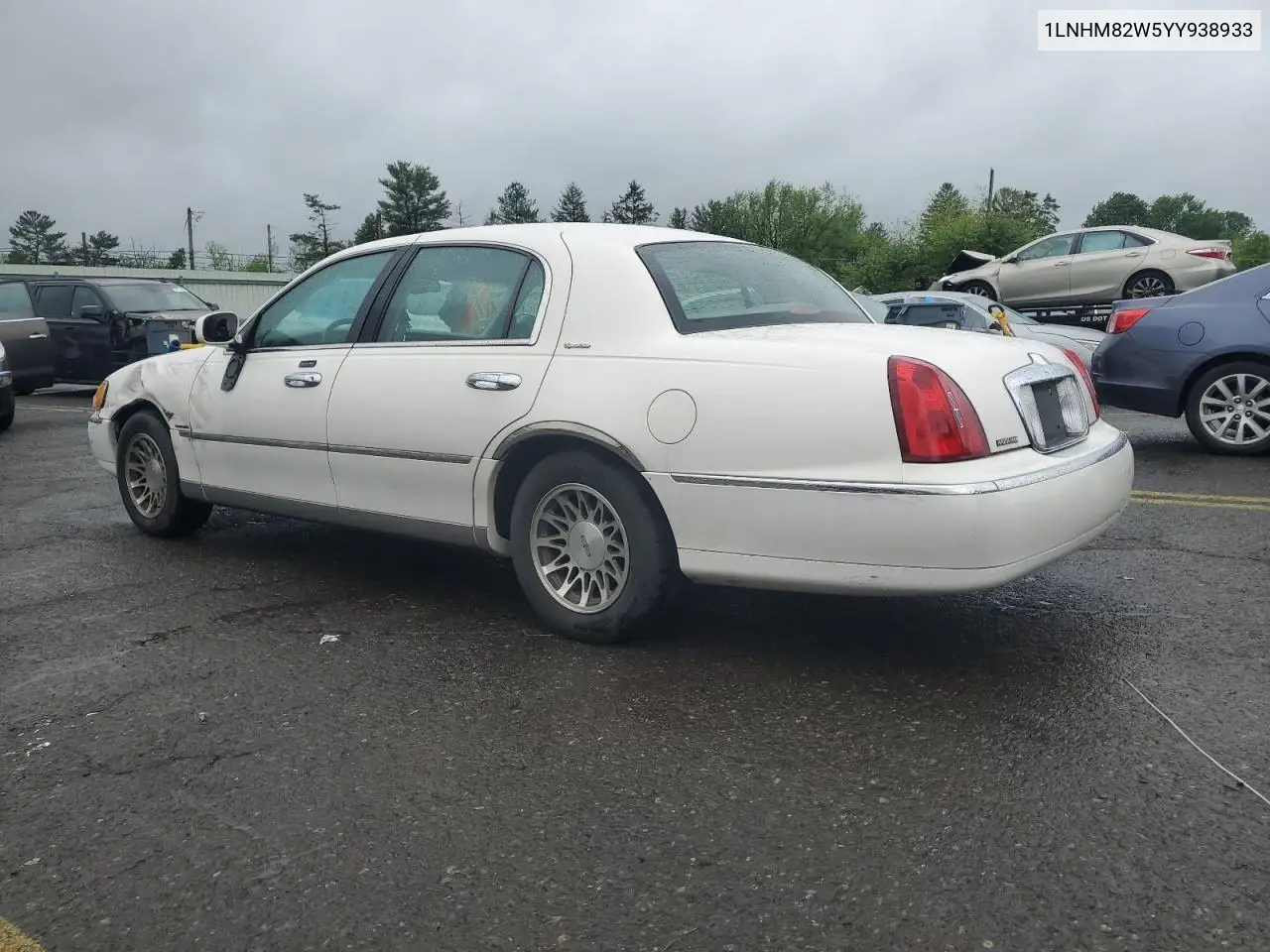 2000 Lincoln Town Car Signature VIN: 1LNHM82W5YY938933 Lot: 57205635