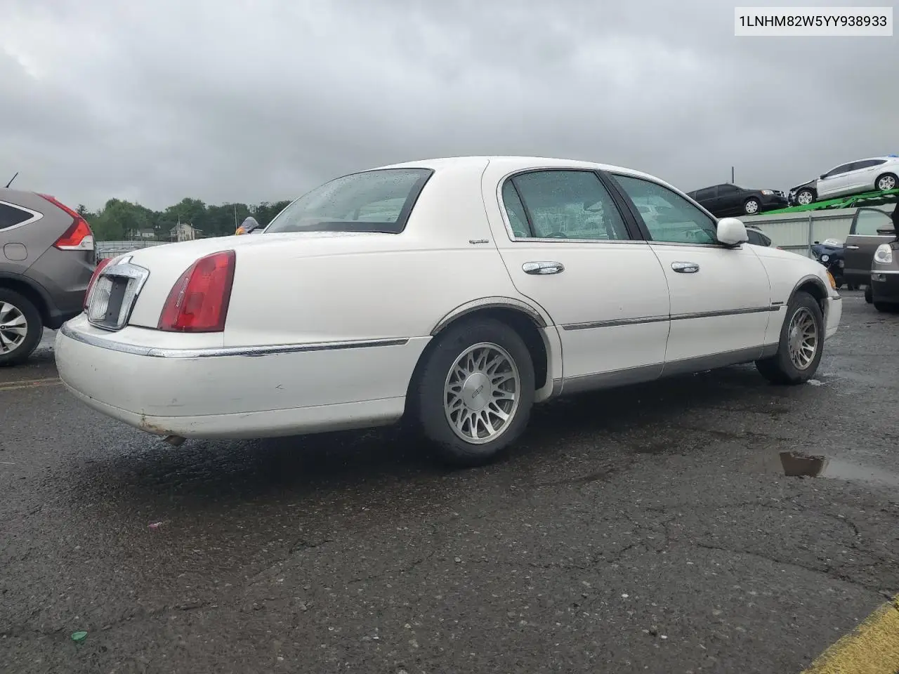 2000 Lincoln Town Car Signature VIN: 1LNHM82W5YY938933 Lot: 57205635