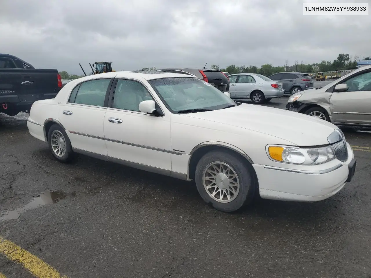 2000 Lincoln Town Car Signature VIN: 1LNHM82W5YY938933 Lot: 57205635