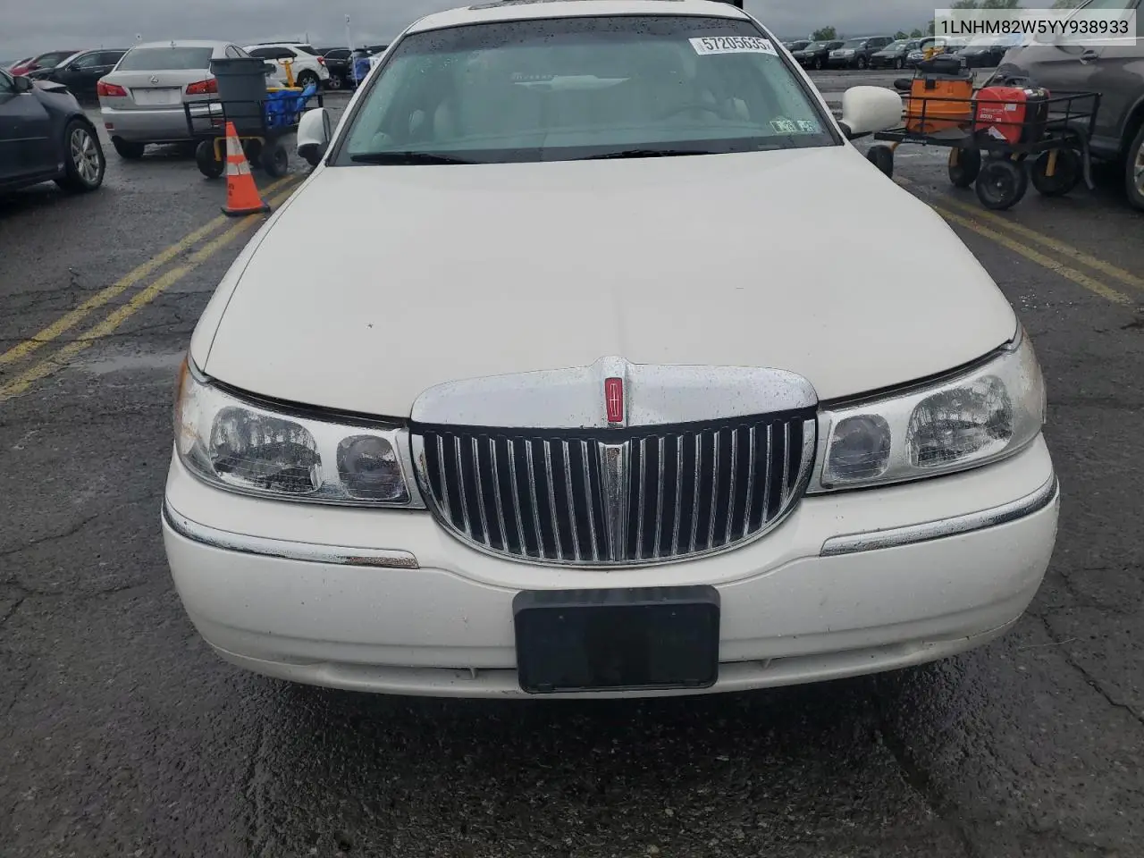 2000 Lincoln Town Car Signature VIN: 1LNHM82W5YY938933 Lot: 57205635