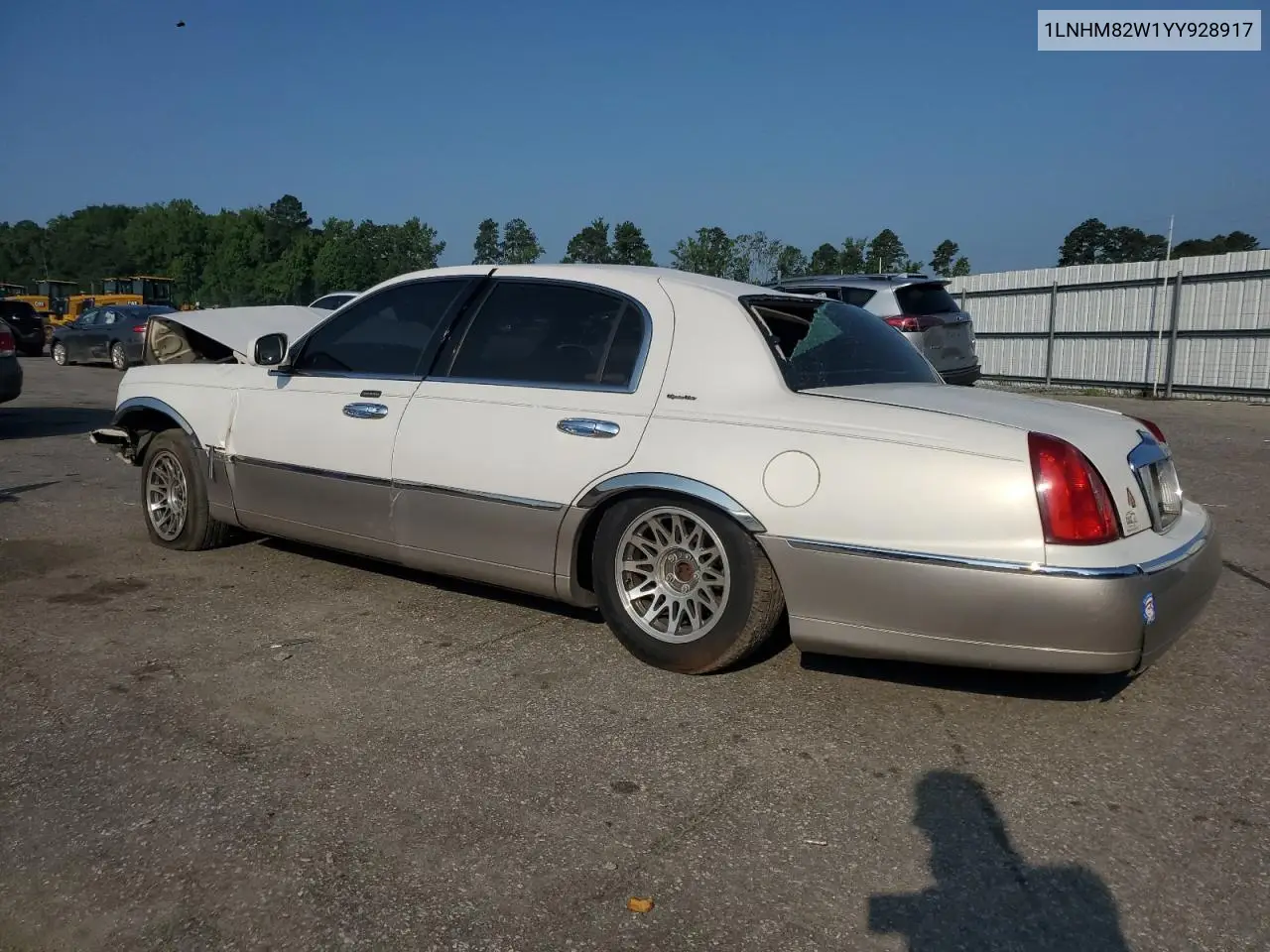 2000 Lincoln Town Car Signature VIN: 1LNHM82W1YY928917 Lot: 61436125