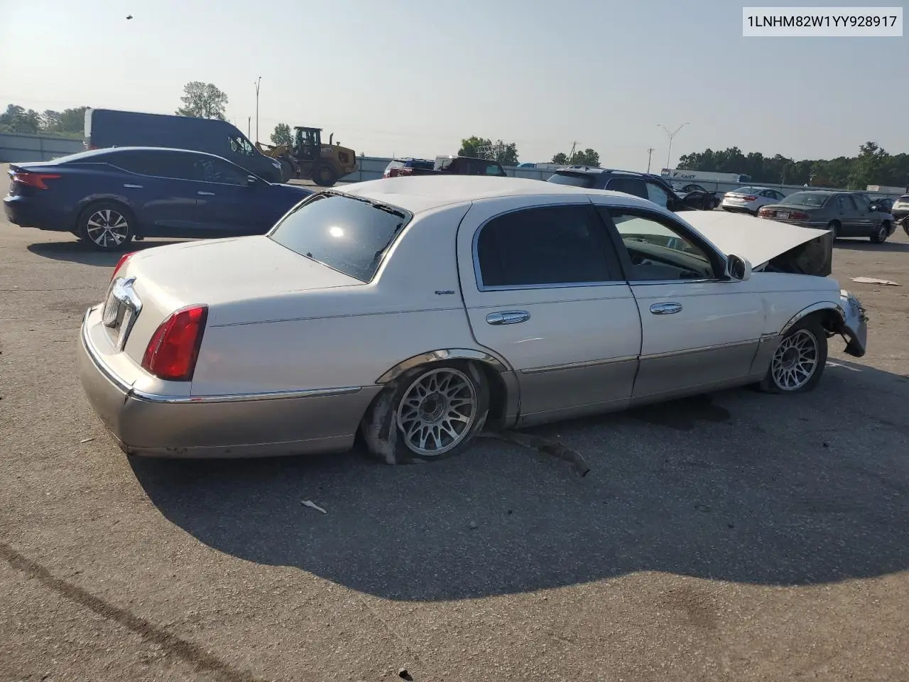 2000 Lincoln Town Car Signature VIN: 1LNHM82W1YY928917 Lot: 61436125