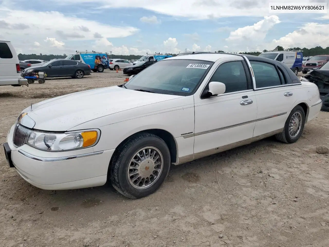 2000 Lincoln Town Car Signature VIN: 1LNHM82W6YY806621 Lot: 62130835