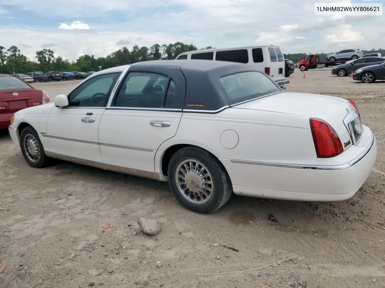 2000 Lincoln Town Car Signature VIN: 1LNHM82W6YY806621 Lot: 62130835