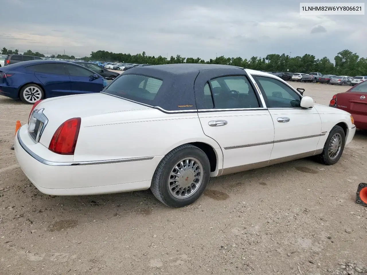 2000 Lincoln Town Car Signature VIN: 1LNHM82W6YY806621 Lot: 62130835