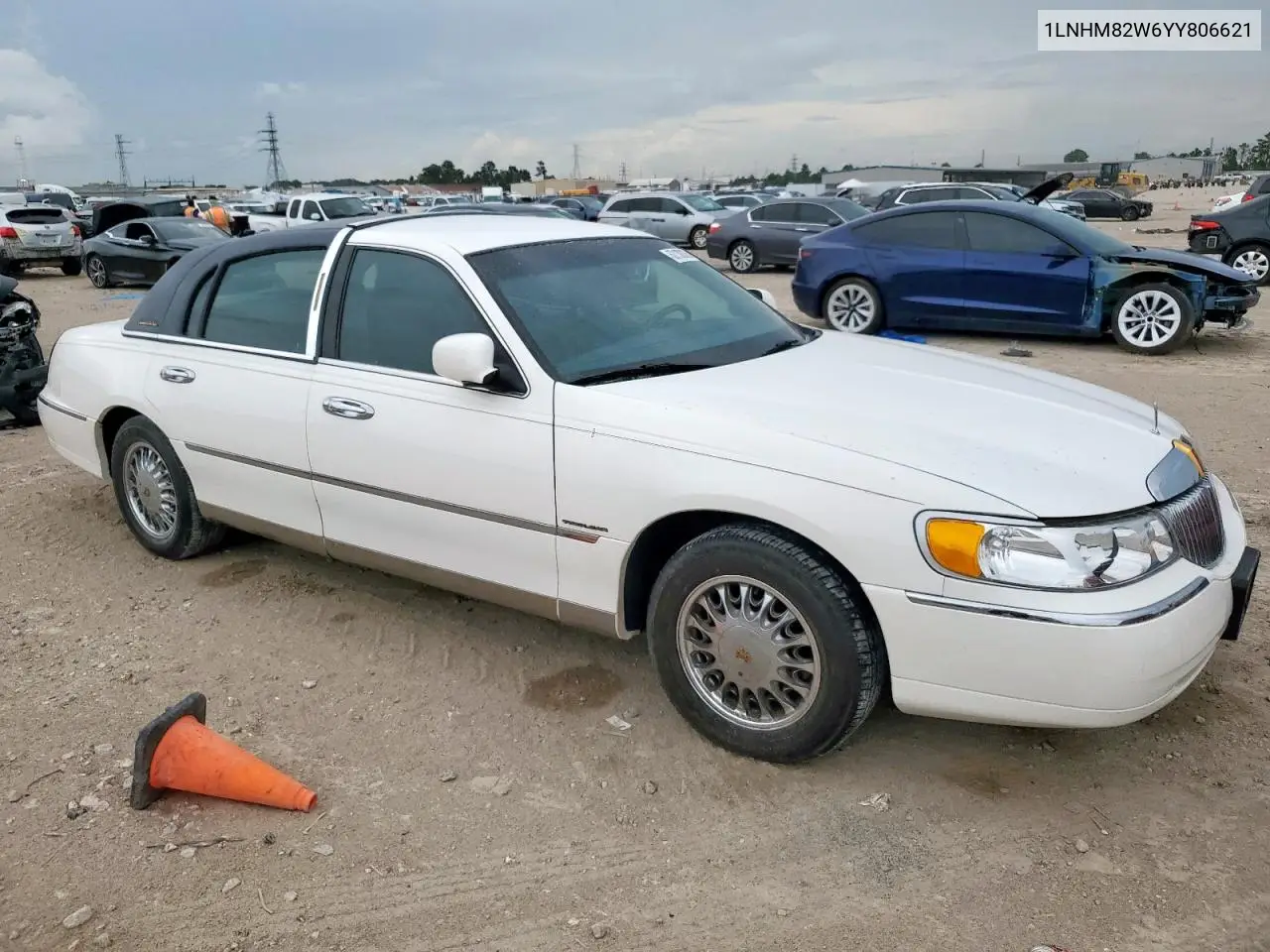 2000 Lincoln Town Car Signature VIN: 1LNHM82W6YY806621 Lot: 62130835