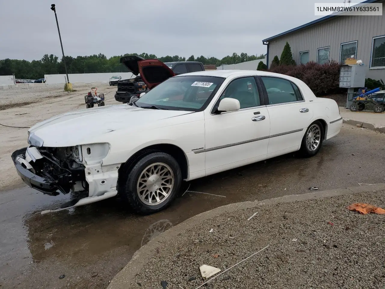 2001 Lincoln Town Car Signature VIN: 1LNHM82W61Y633561 Lot: 62776305