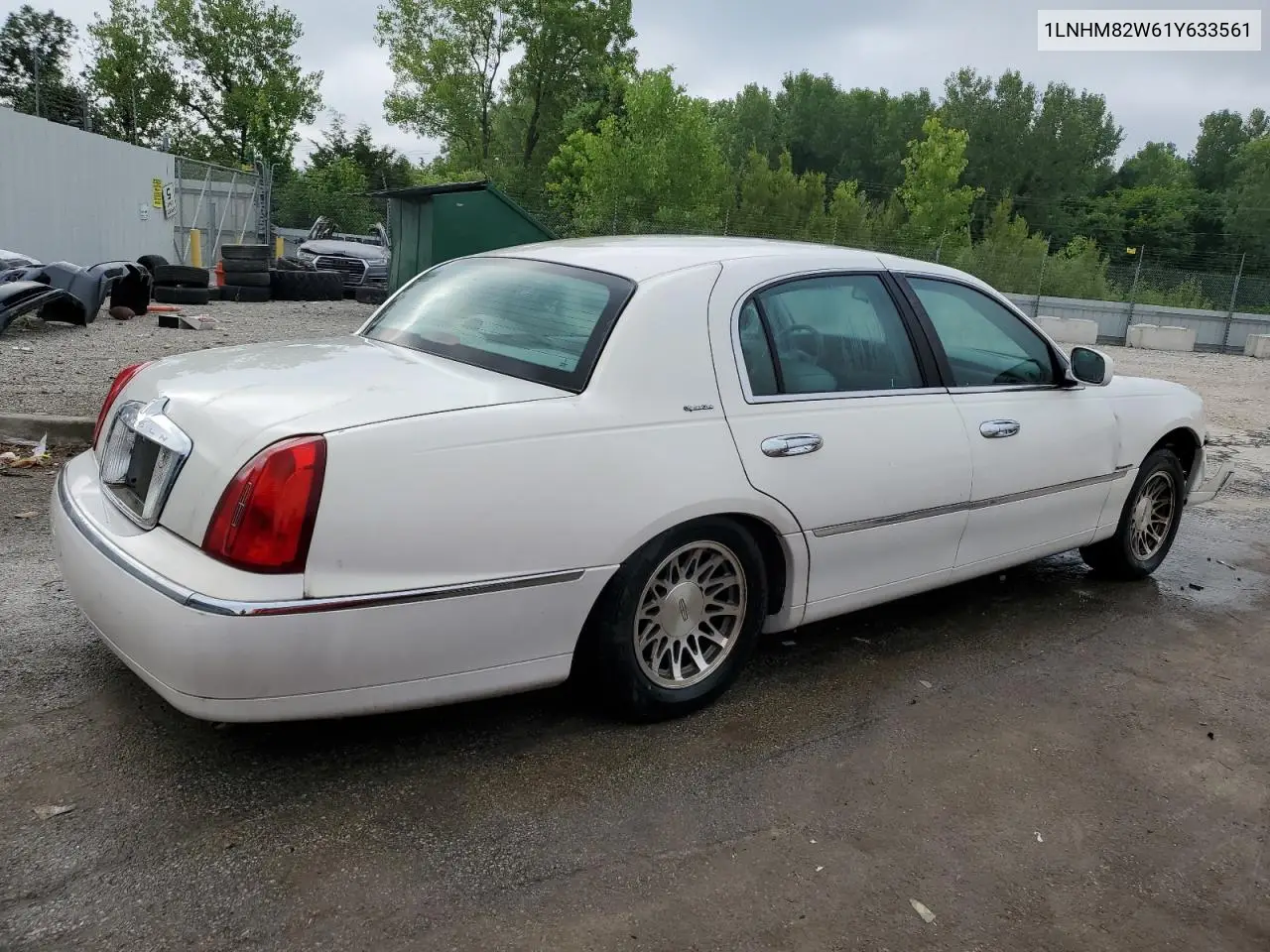 2001 Lincoln Town Car Signature VIN: 1LNHM82W61Y633561 Lot: 62776305