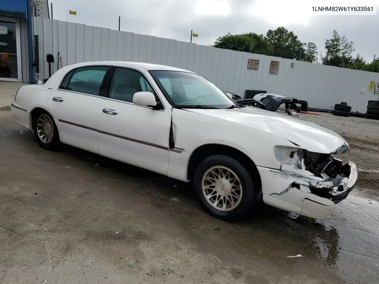 2001 Lincoln Town Car Signature VIN: 1LNHM82W61Y633561 Lot: 62776305