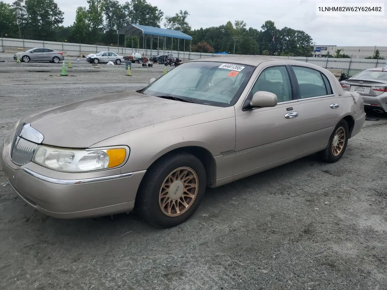 2002 Lincoln Town Car Signature VIN: 1LNHM82W62Y626482 Lot: 64401395