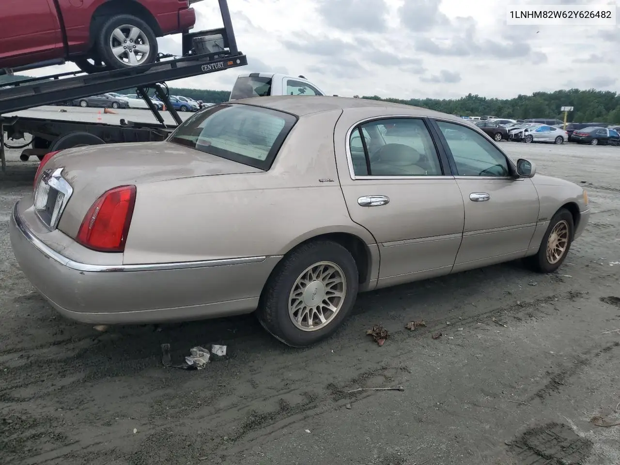 2002 Lincoln Town Car Signature VIN: 1LNHM82W62Y626482 Lot: 64401395