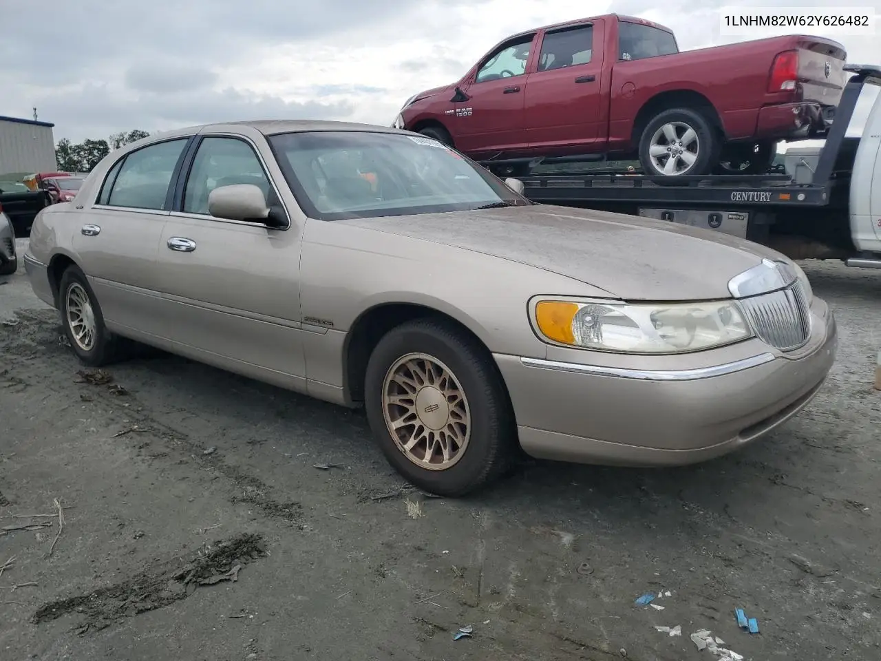 2002 Lincoln Town Car Signature VIN: 1LNHM82W62Y626482 Lot: 64401395