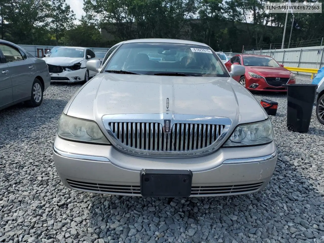 2004 Lincoln Town Car Executive VIN: 1LNHM81WX4Y672563 Lot: 61822615