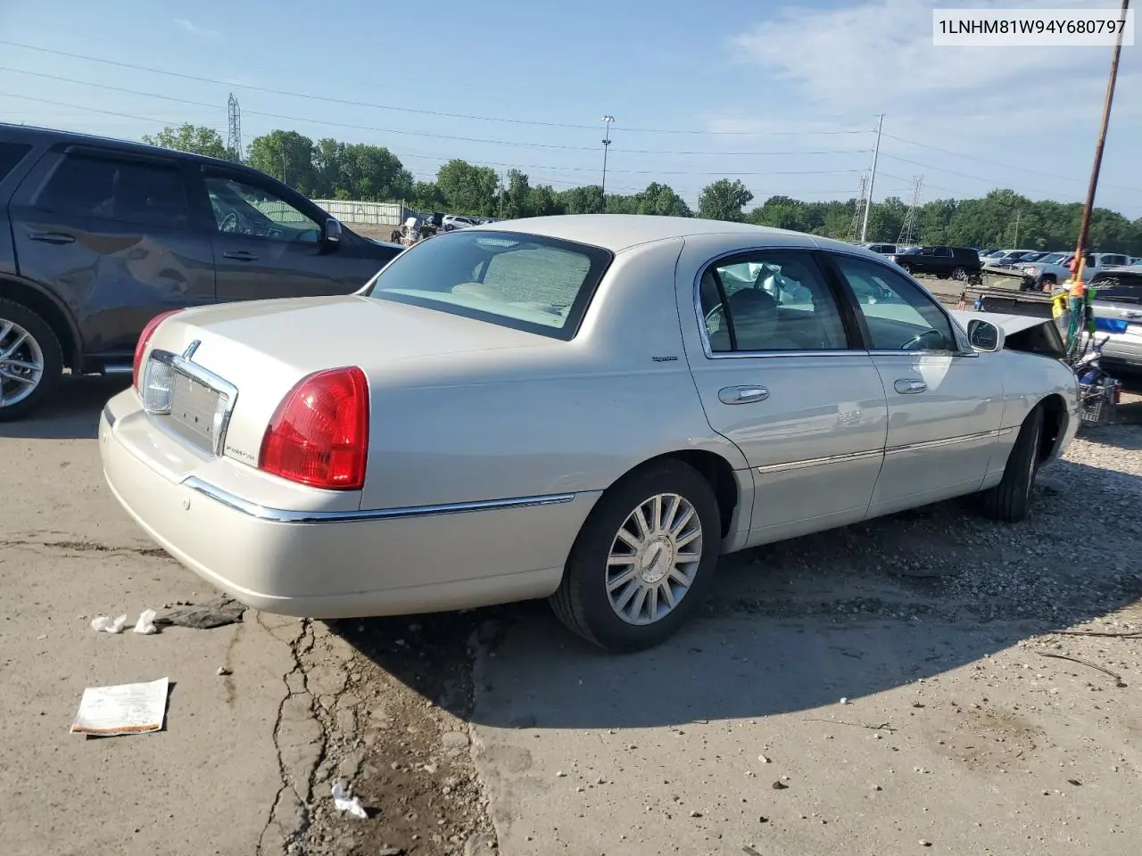 2004 Lincoln Town Car Executive VIN: 1LNHM81W94Y680797 Lot: 64132755
