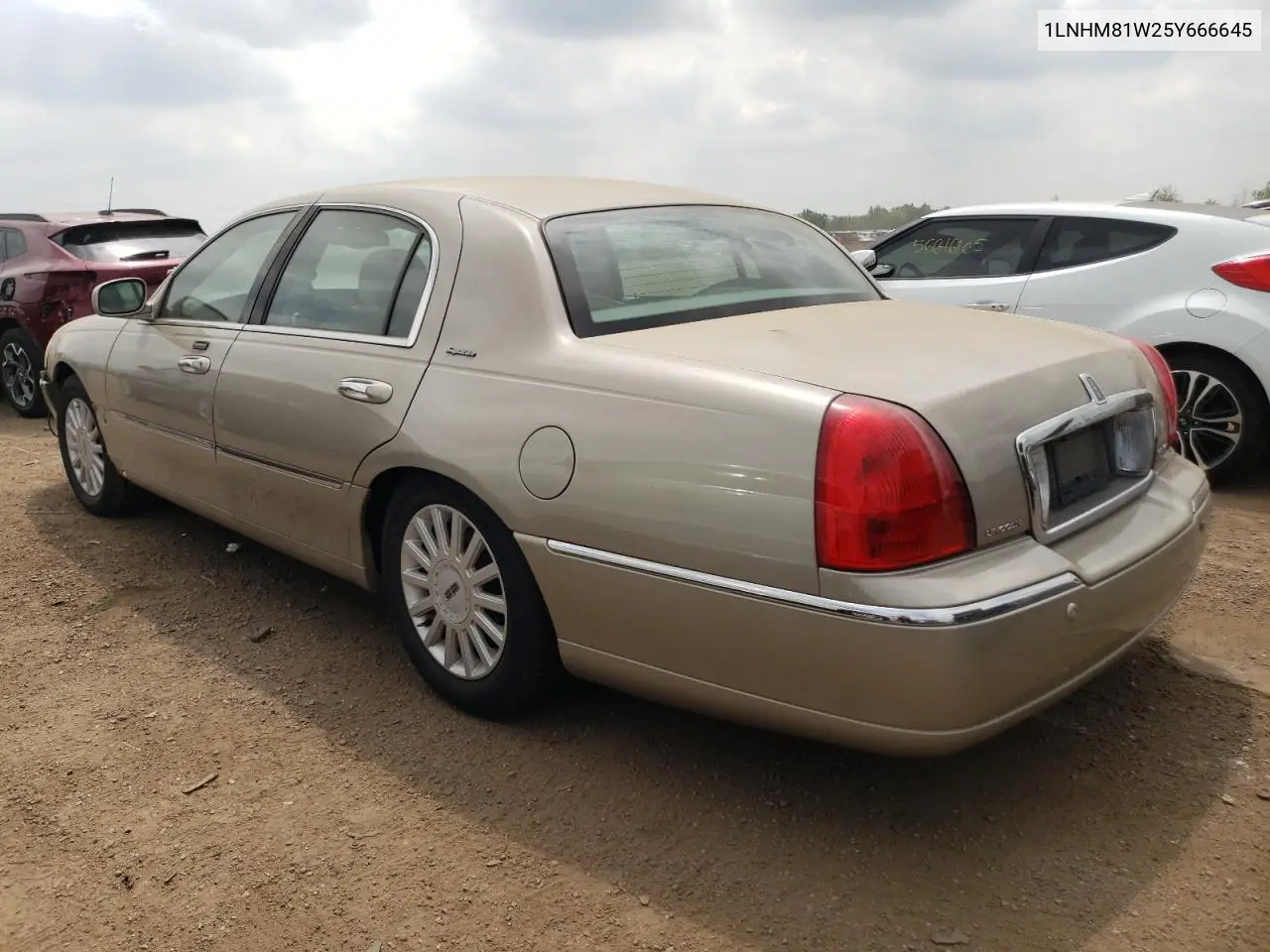 2005 Lincoln Town Car Signature VIN: 1LNHM81W25Y666645 Lot: 56103945