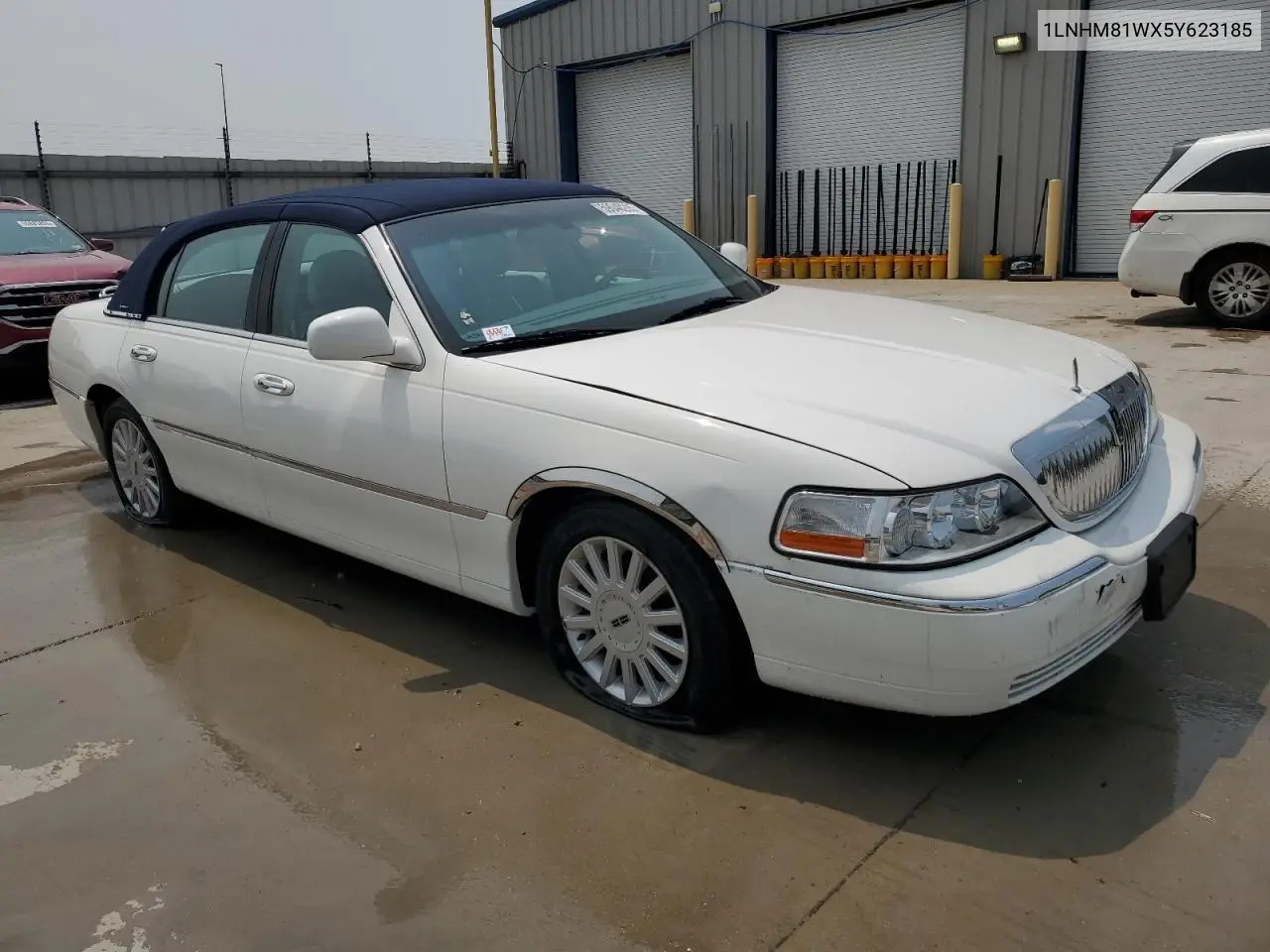 2005 Lincoln Town Car Signature VIN: 1LNHM81WX5Y623185 Lot: 59040285