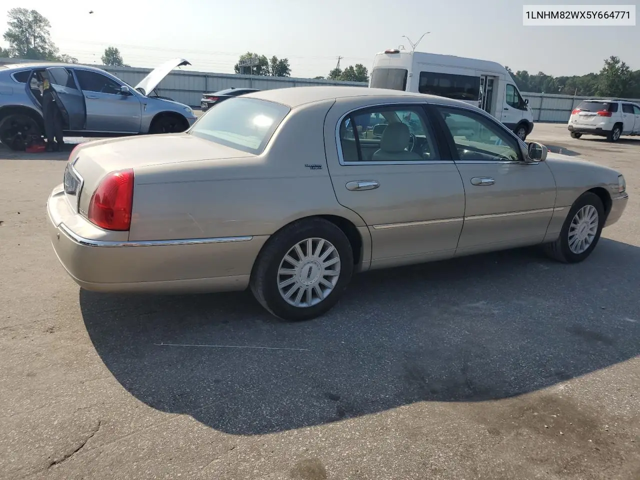 2005 Lincoln Town Car Signature Limited VIN: 1LNHM82WX5Y664771 Lot: 60664305