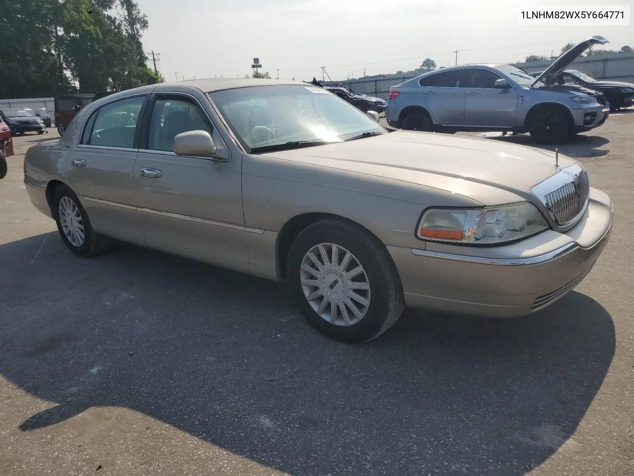 2005 Lincoln Town Car Signature Limited VIN: 1LNHM82WX5Y664771 Lot: 60664305