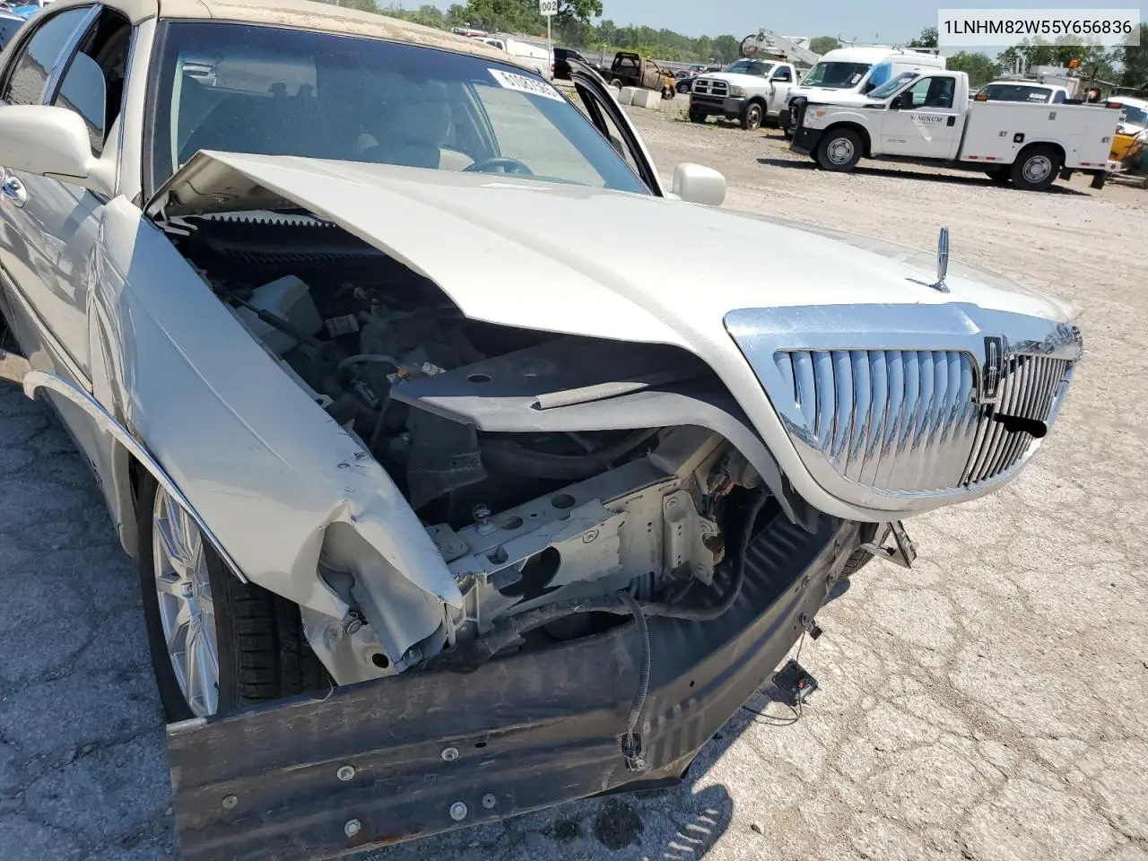 2005 Lincoln Town Car Signature Limited VIN: 1LNHM82W55Y656836 Lot: 61087565