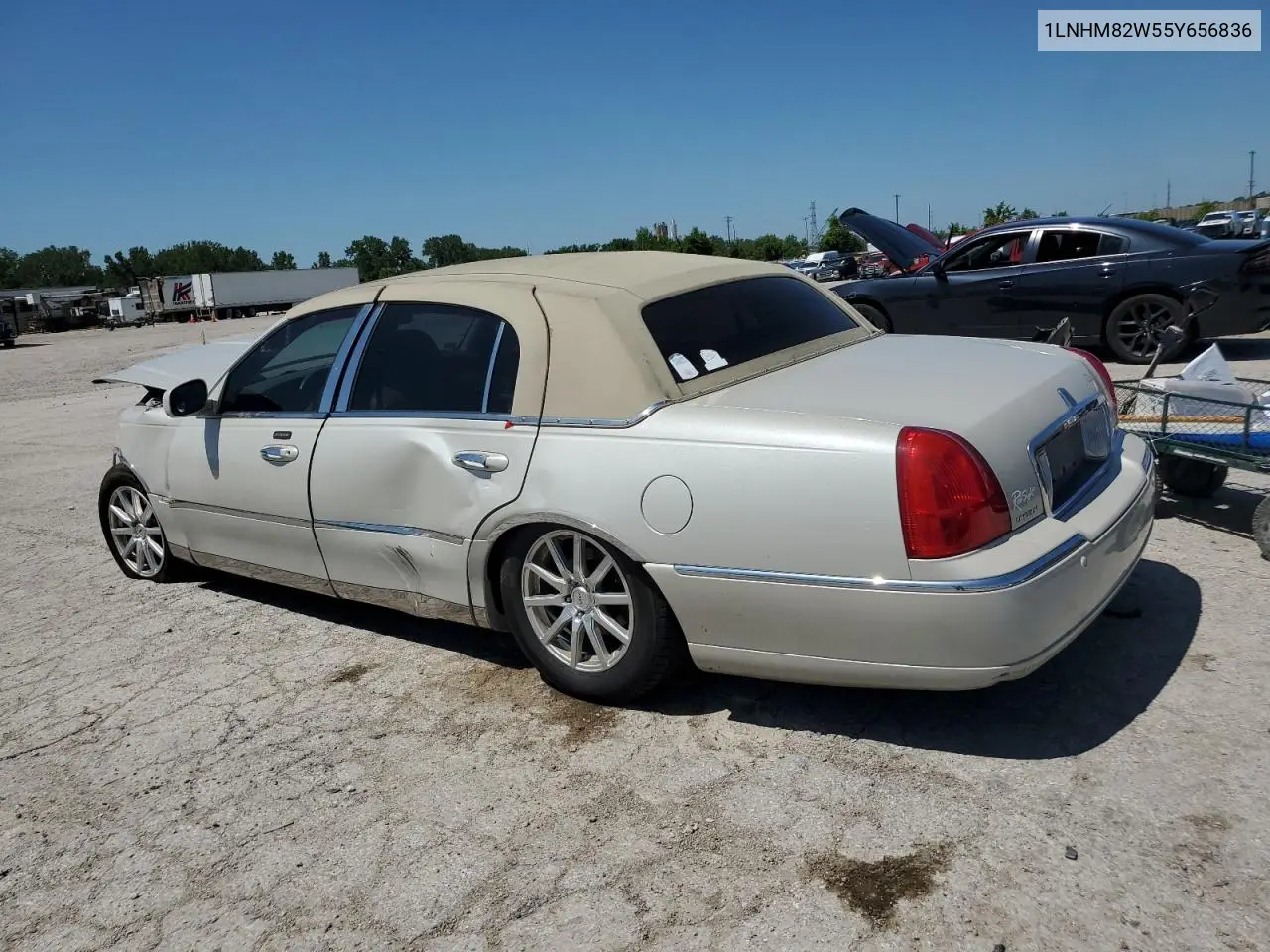 2005 Lincoln Town Car Signature Limited VIN: 1LNHM82W55Y656836 Lot: 61087565