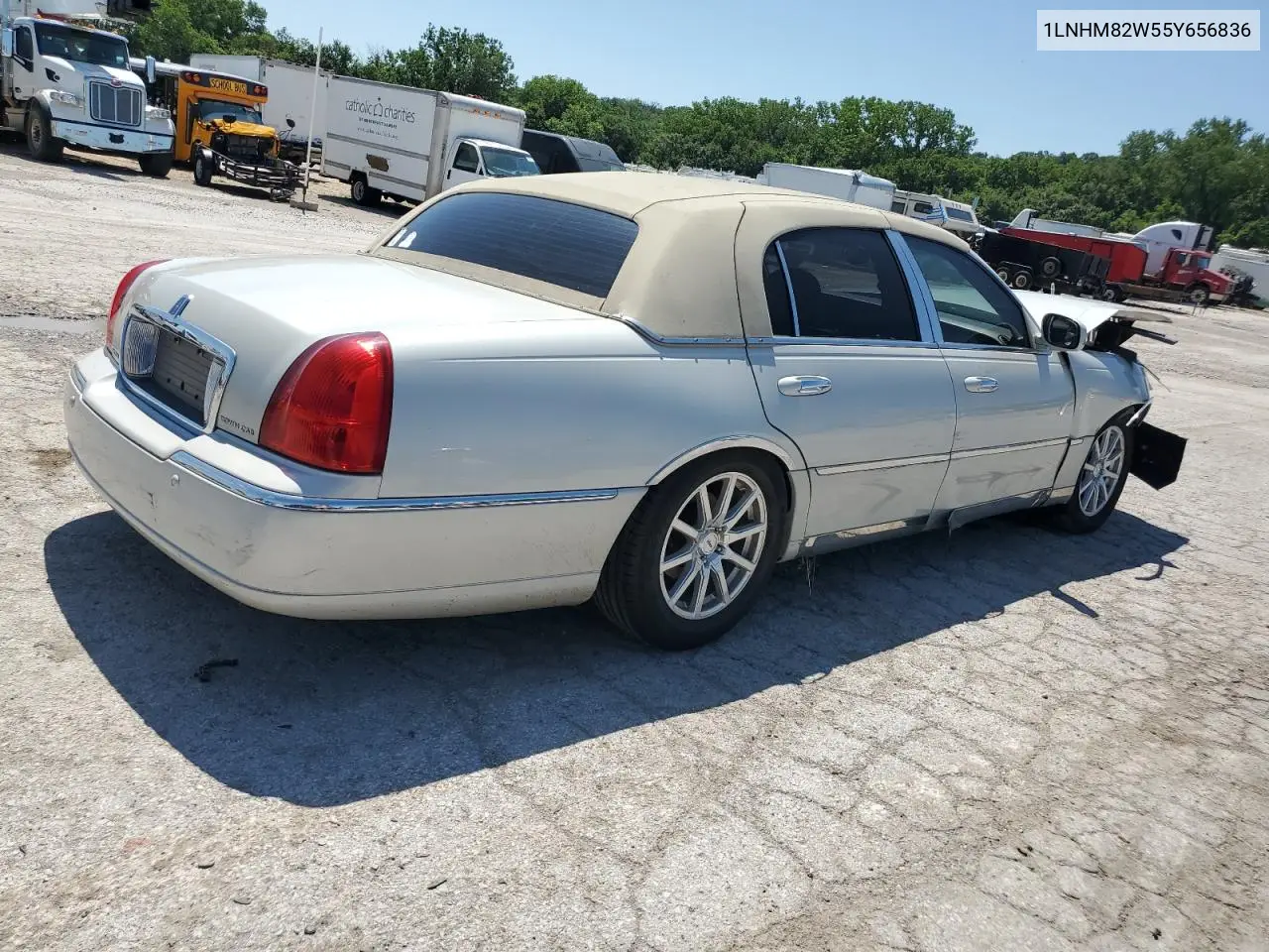 2005 Lincoln Town Car Signature Limited VIN: 1LNHM82W55Y656836 Lot: 61087565