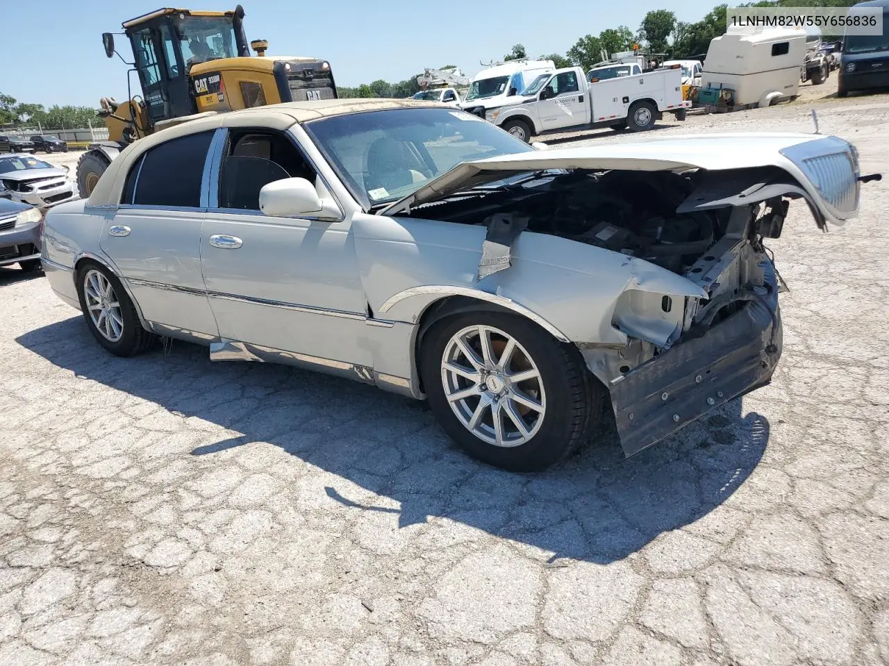 2005 Lincoln Town Car Signature Limited VIN: 1LNHM82W55Y656836 Lot: 61087565