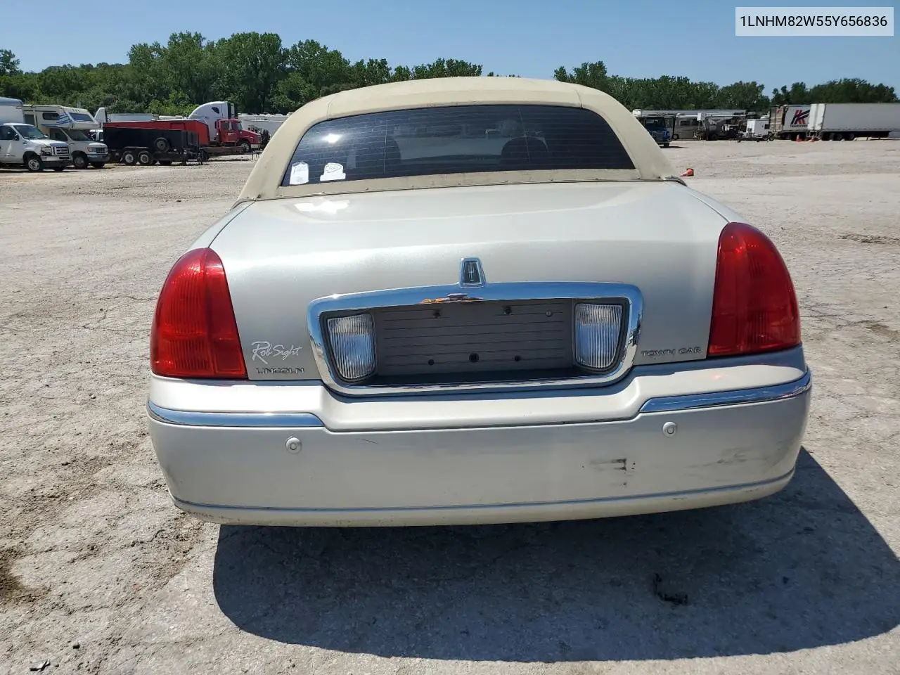 2005 Lincoln Town Car Signature Limited VIN: 1LNHM82W55Y656836 Lot: 61087565