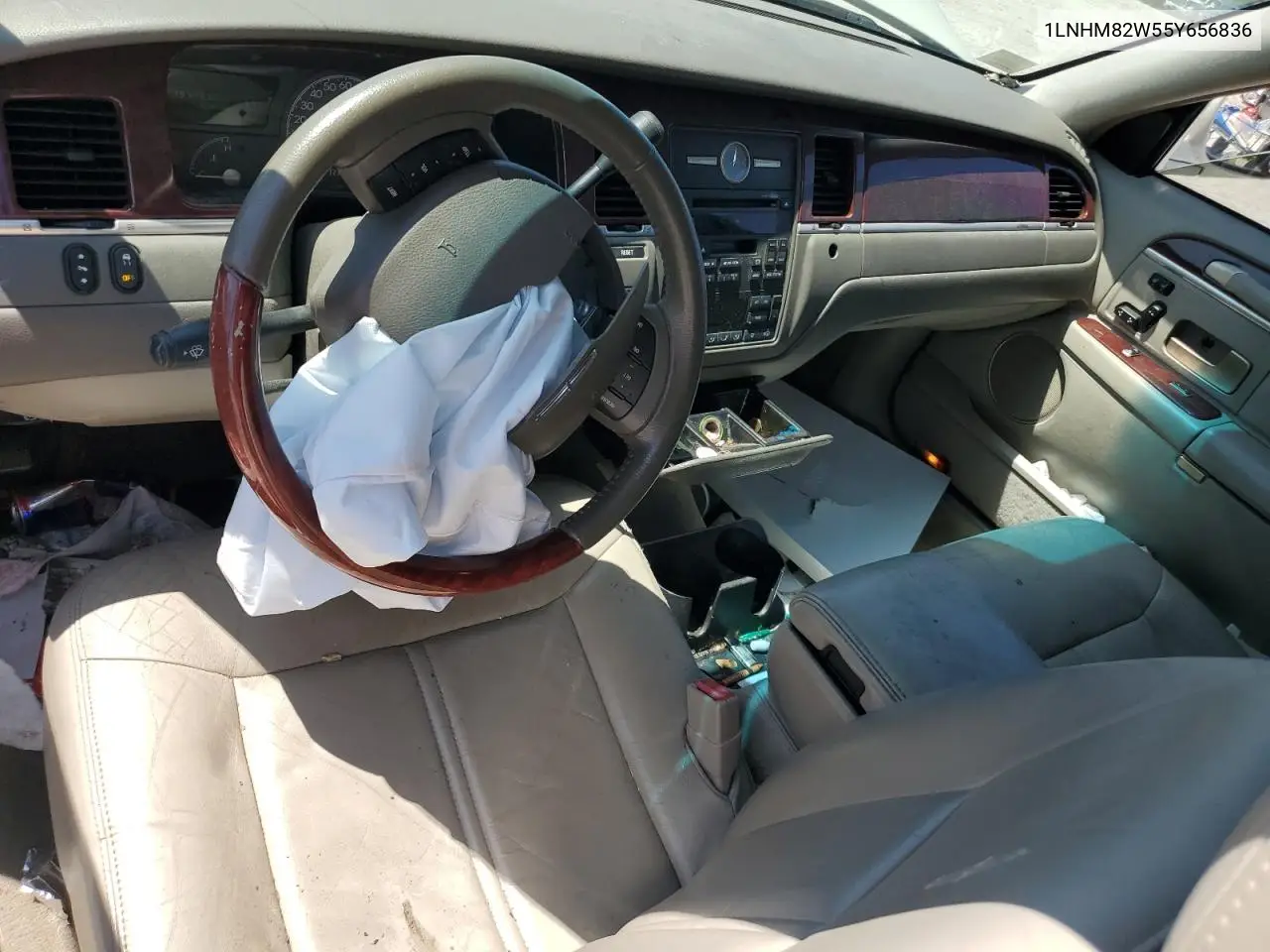 2005 Lincoln Town Car Signature Limited VIN: 1LNHM82W55Y656836 Lot: 61087565