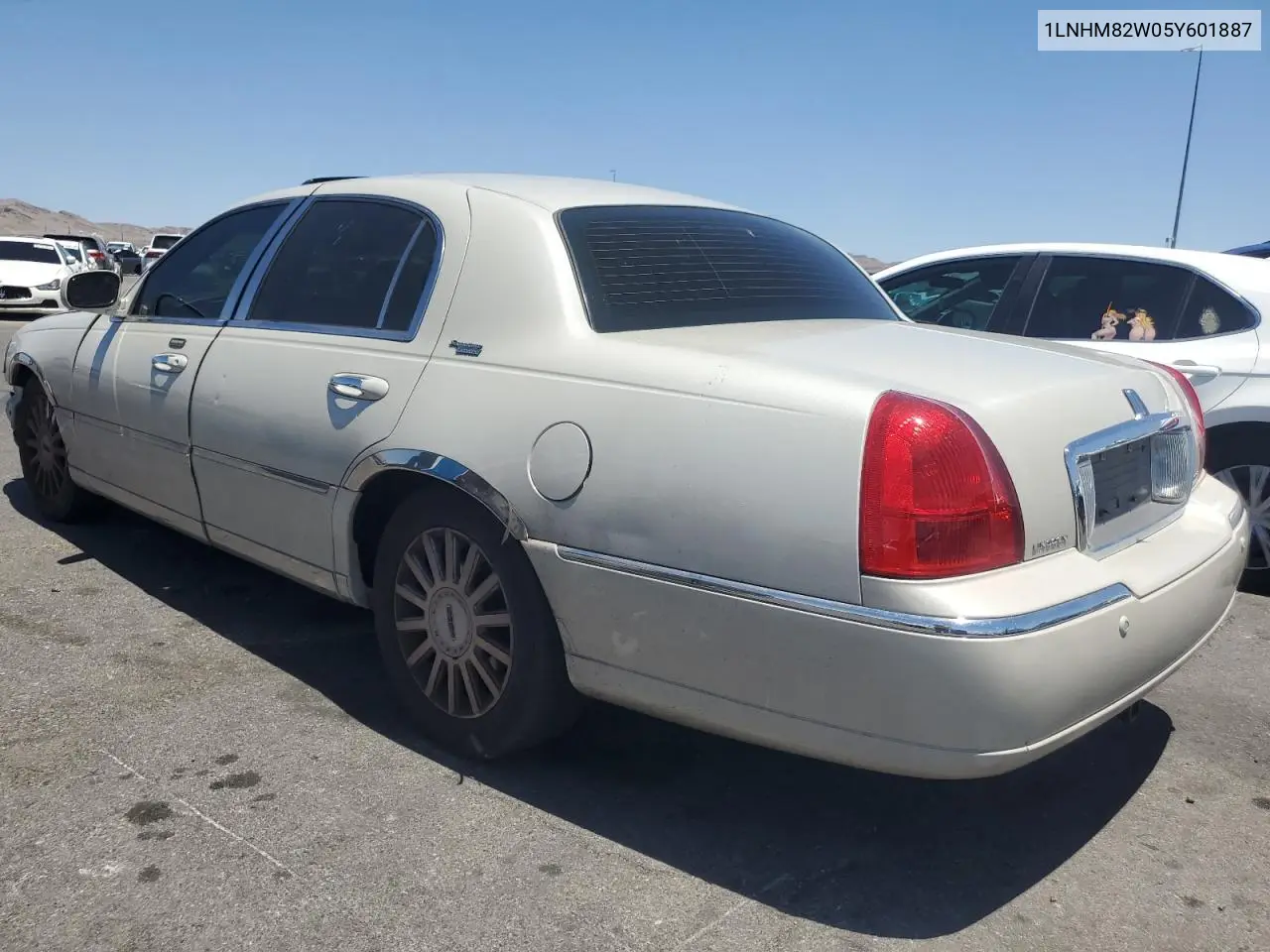 2005 Lincoln Town Car Signature Limited VIN: 1LNHM82W05Y601887 Lot: 61491965