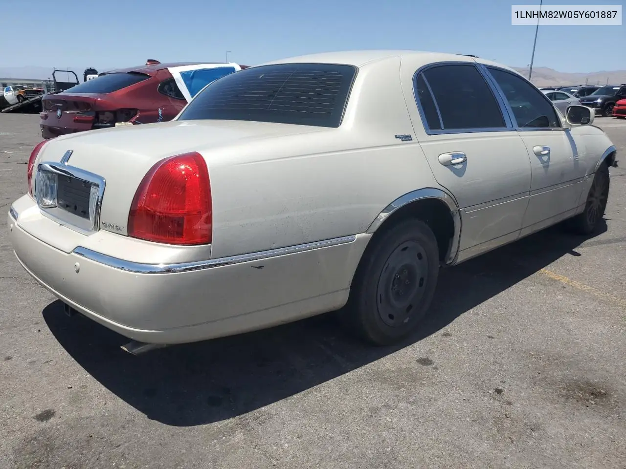 2005 Lincoln Town Car Signature Limited VIN: 1LNHM82W05Y601887 Lot: 61491965