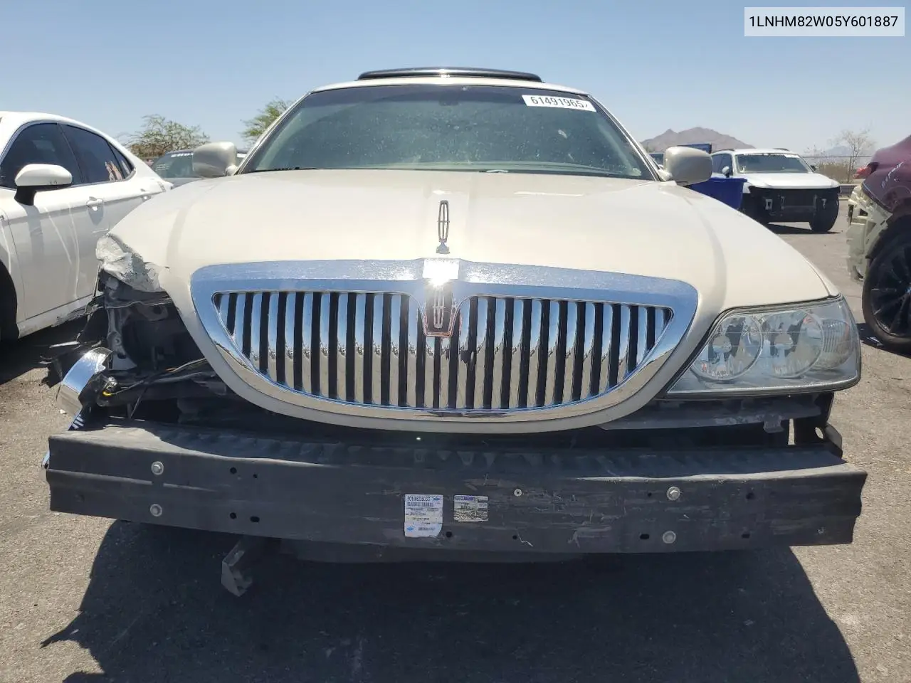 2005 Lincoln Town Car Signature Limited VIN: 1LNHM82W05Y601887 Lot: 61491965