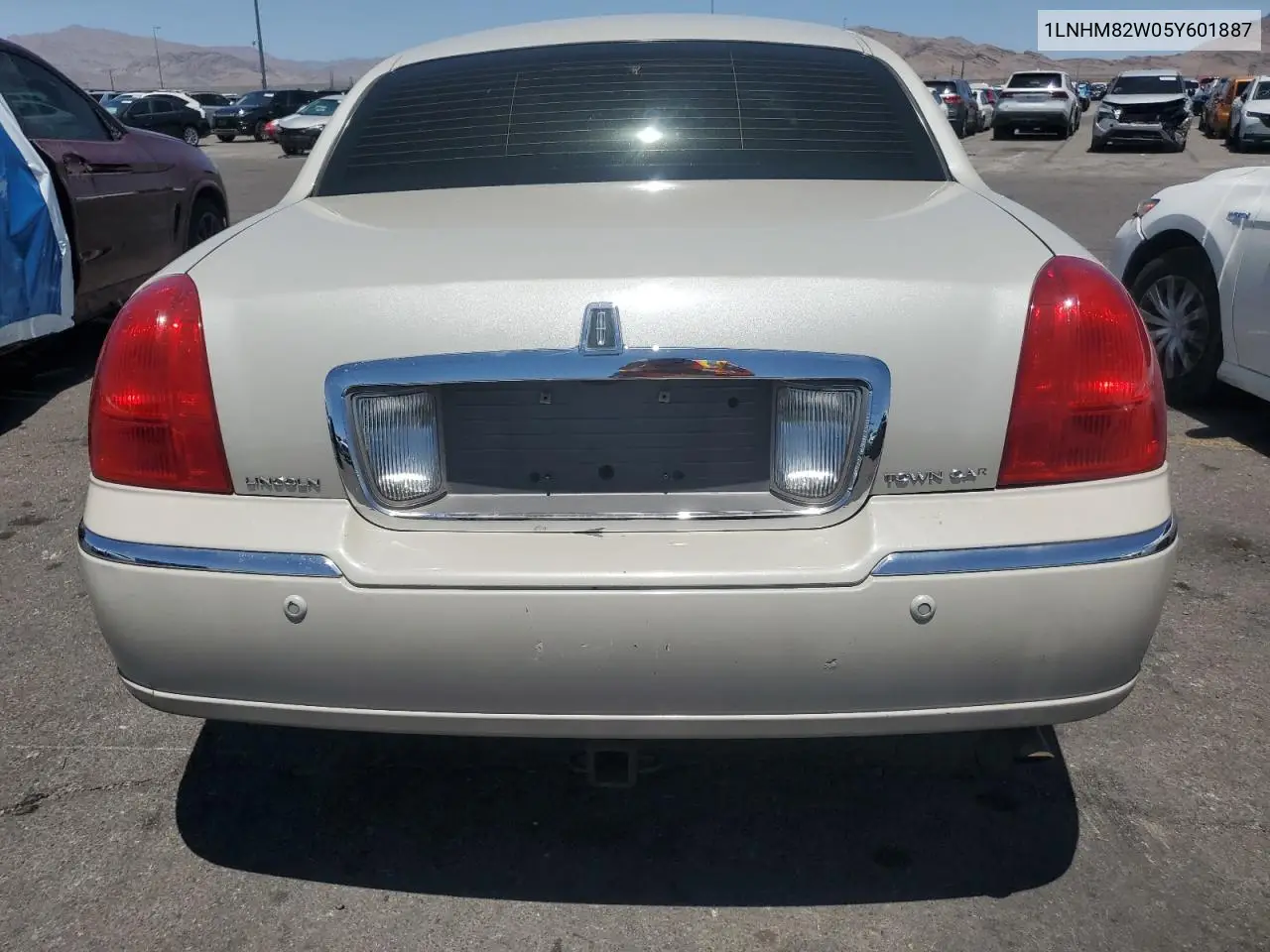 2005 Lincoln Town Car Signature Limited VIN: 1LNHM82W05Y601887 Lot: 61491965