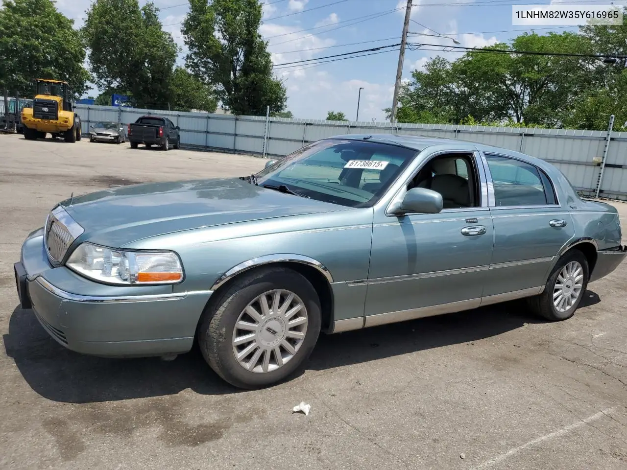 2005 Lincoln Town Car Signature Limited VIN: 1LNHM82W35Y616965 Lot: 61738615
