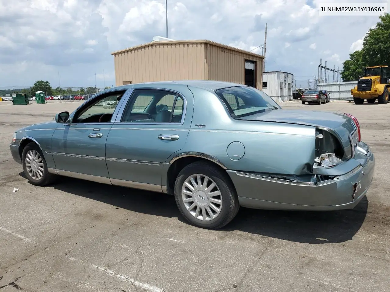2005 Lincoln Town Car Signature Limited VIN: 1LNHM82W35Y616965 Lot: 61738615