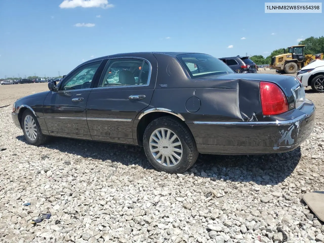 2005 Lincoln Town Car Signature Limited VIN: 1LNHM82W85Y654398 Lot: 62099055