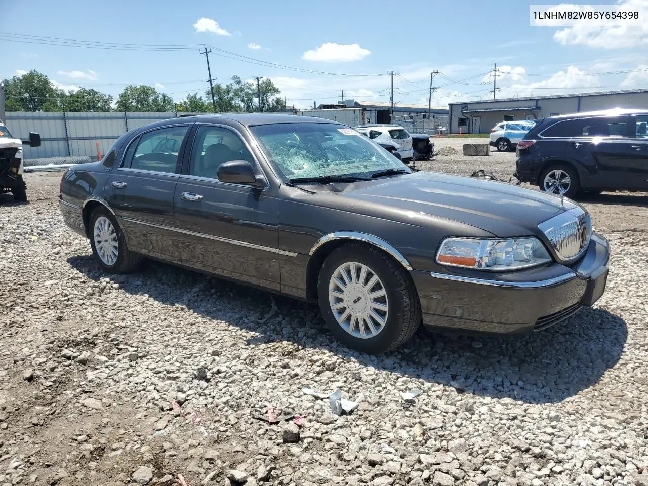2005 Lincoln Town Car Signature Limited VIN: 1LNHM82W85Y654398 Lot: 62099055